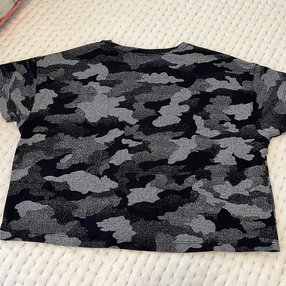 LULULEMON Cates SS Training Tee in Heritage Speckle Camo Jacquard Black Rhino - Picture 3 of 3